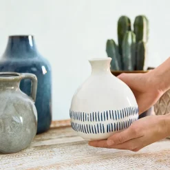 HOMLA Wazon Serena Ceramiczny Z Niebieskimi Kreseczkami 13X13X15 Cm Discount